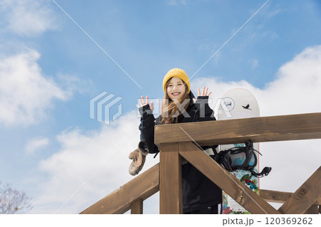 スキー場のロッジで休憩するスノーボーダー女性 スキー場のロッジで休憩するスノーボーダー女性 120369262
