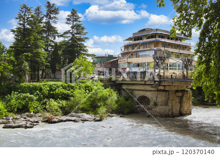 クタイシのリオニ川周辺の風景 クタイシのリオニ川周辺の風景 120370140