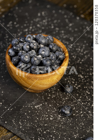 sprinkled with white sweet sugar juicy blueberry berries 120370358