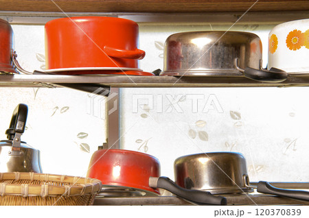 キッチンの収納棚に並んだ調理器具 120370839