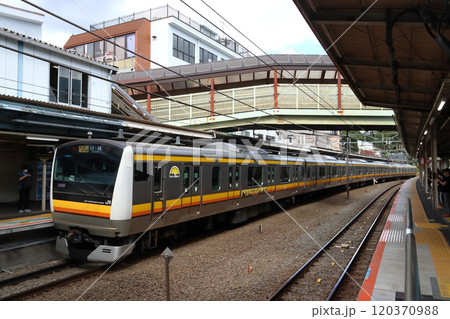 分倍河原駅を発車する南武線E233系電車 分倍河原駅を発車する南武線E233系電車 120370988