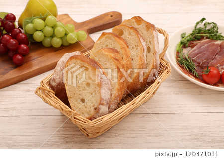 バスケットに入れたバゲット 120371011