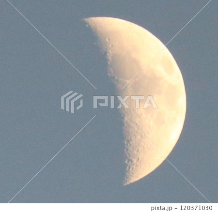 夜に光る欠けた月　秋の空 120371030
