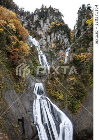 天人峡の羽衣の滝の紅葉 120371154