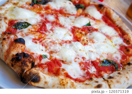 チーズが美味しい本格マルゲリータピザ 120371319