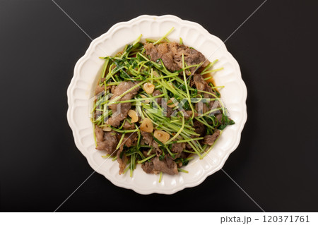 豆苗と牛肉のガーリック炒め 120371761