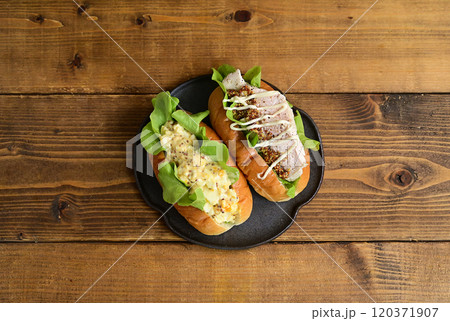 卵サラダと鶏ハムのサンドイッチ 120371907