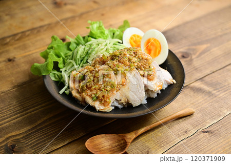 ネギダレ鶏ハム丼 ネギダレ鶏ハム丼 120371909