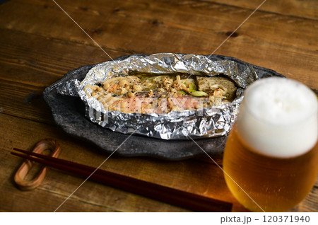 鮭のバター味噌ホイル焼き 120371940