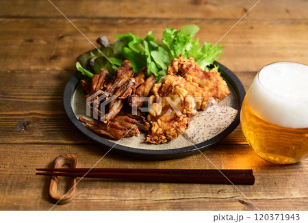 鶏もも肉と手羽中のから揚げ 鶏もも肉と手羽中のから揚げ 120371943