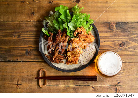 鶏もも肉と手羽中のから揚げ 鶏もも肉と手羽中のから揚げ 120371947