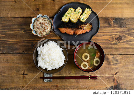 一汁二菜 玉子焼きと焼鮭 120371951