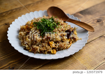 なめたけと梅、じゃこの焼き飯 なめたけと梅、じゃこの焼き飯 120371979