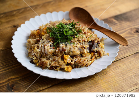 なめたけと梅、じゃこの焼き飯 なめたけと梅、じゃこの焼き飯 120371982