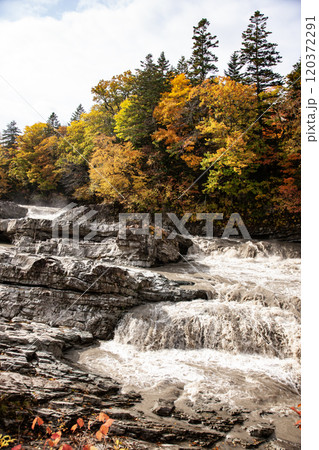 三段滝の紅葉 120372291