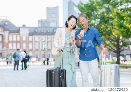 旅行するシニア夫婦 120372430