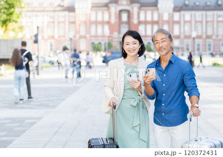 旅行するシニア夫婦 旅行するシニア夫婦 120372431