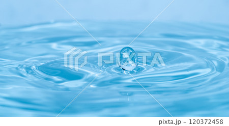 水しぶきのアクションショット 120372458