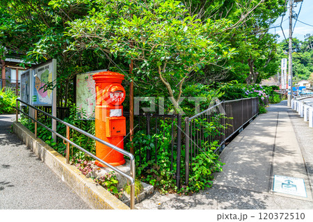 【神奈川県】爽やかな緑に囲まれた鎌倉の極楽寺駅前 【神奈川県】爽やかな緑に囲まれた鎌倉の極楽寺駅前 120372510