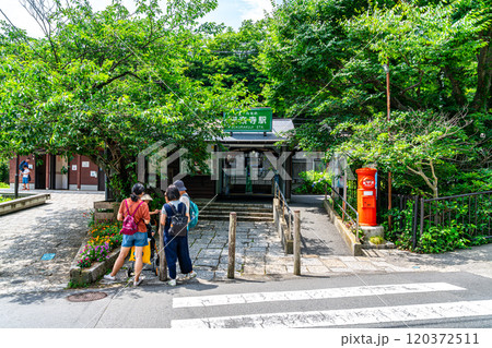 【神奈川県】爽やかな緑に囲まれた鎌倉の極楽寺駅 【神奈川県】爽やかな緑に囲まれた鎌倉の極楽寺駅 120372511