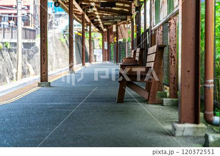 【神奈川県】レトロな雰囲気を感じる鎌倉の極楽寺駅 【神奈川県】レトロな雰囲気を感じる鎌倉の極楽寺駅 120372551