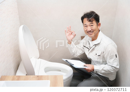 トイレの点検をする水道工事業者 トイレの点検をする水道工事業者 120372711