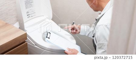 トイレの点検をする水道工事業者 トイレの点検をする水道工事業者 120372715