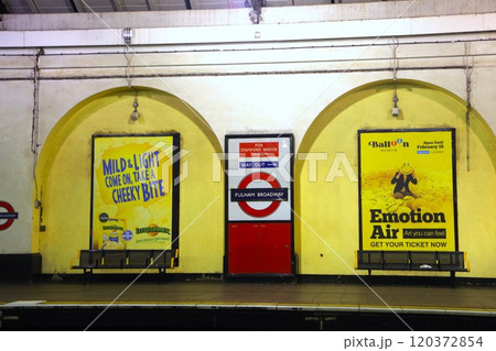 チェルシーFCの本拠地「スタンフォード・ブリッジ」の最寄り駅「フラム ブロードウェイ」駅 チェルシーFCの本拠地「スタンフォード・ブリッジ」の最寄り駅「フラム ブロードウェイ」駅 120372854