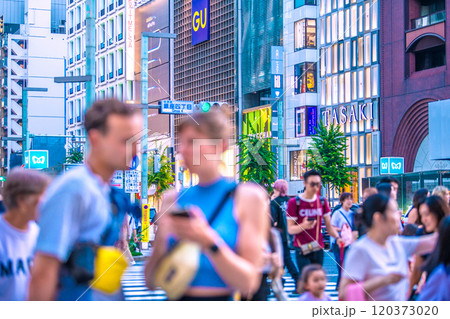 日本の東京都市景観 インバウンド復活…まるで外国…外国人観光客で賑わう銀座。スマホを眺めて＝3日 120373020