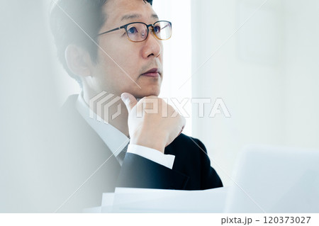 資料を見るビジネスマン 120373027