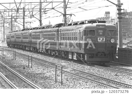 国鉄時代の総武線急行「水郷・1号」、165系クモハ165-128他、本八幡、1982年4月25日 国鉄時代の総武線急行「水郷・1号」、165系クモハ165-128他、本八幡、1982年4月25日 120373276