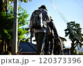 登山後の帰り道 120373396