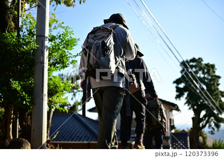 登山後の帰り道 120373396