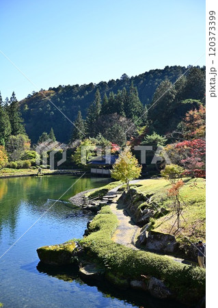 紅葉と湖面に映える景観 120373399