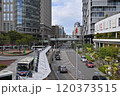 歩道橋から見る道路 120373515