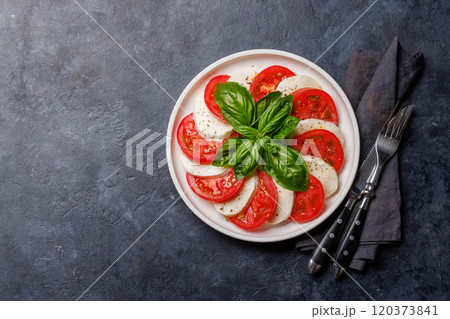 A vibrant and appetizing display of Caprese antipasti A vibrant and appetizing display of Caprese antipasti 120373841
