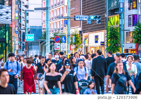 日本の東京都市景観 インバウンド復活…まるで外国…外国人観光客で賑わう銀座。希望の時代へ＝3日 120373906