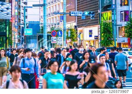 日本の東京都市景観 インバウンド復活…まるで外国…外国人観光客で賑わう銀座。希望の時代へ=3日 日本の東京都市景観 インバウンド復活…まるで外国…外国人観光客で賑わう銀座。希望の時代へ=3日 120373907