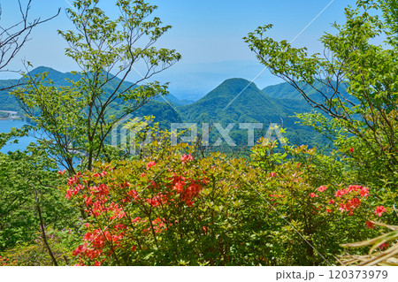 春の群馬県高崎市の榛名山(掃部ヶ岳)山頂から南方面を見る 120373979