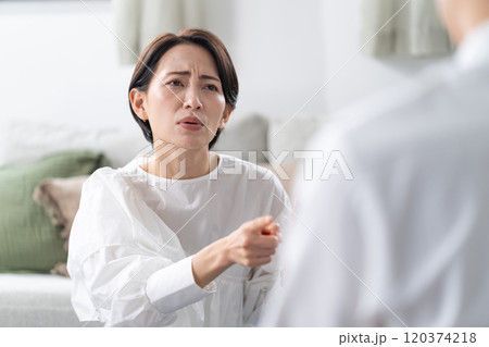 ケンカをする男女 ケンカをする男女 120374218