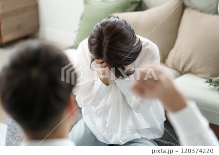 ケンカをする男女 ケンカをする男女 120374220