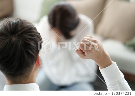 ケンカをする男女 ケンカをする男女 120374221
