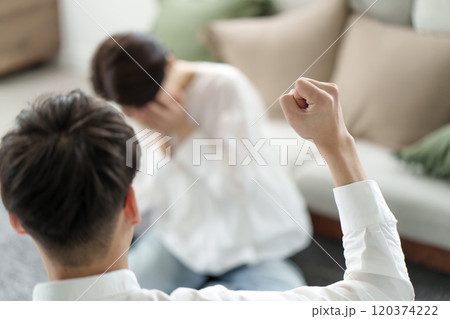 ケンカをする男女 ケンカをする男女 120374222