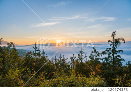雲海と日の出【北安曇郡池田町広津】 雲海と日の出【北安曇郡池田町広津】 120374378