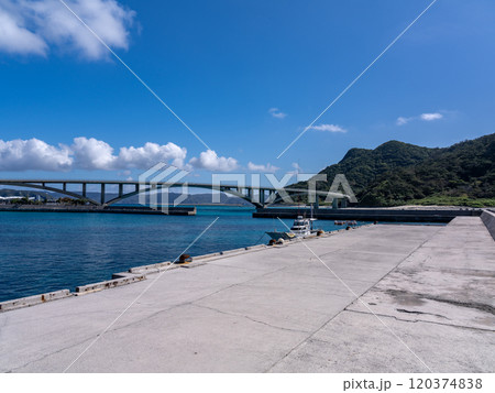 沖縄県 慶良間諸島の阿嘉島と慶留間島を結ぶ阿嘉大橋 120374838