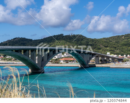 沖縄県 慶良間諸島の阿嘉島と慶留間島を結ぶ阿嘉大橋 120374844
