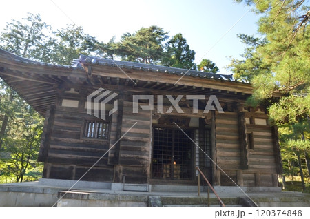 毛越寺の「開山堂」（岩手県西磐井郡平泉町） 120374848