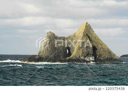 神恵内村の窓岩 120375436