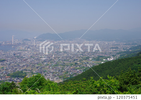 愛媛県四国中央市 具定展望台から川之江の街並みを望む 愛媛県四国中央市 具定展望台から川之江の街並みを望む 120375451