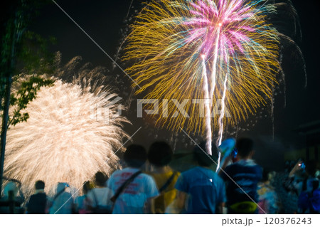 花火を見上げる人々 120376243